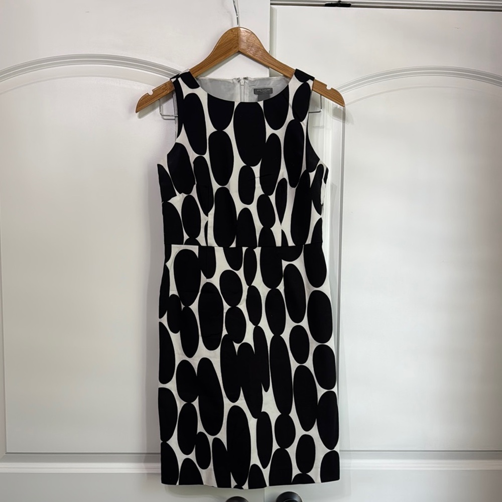 Ann Taylor Black and White Sleeveless Dress. Size 4 petite.